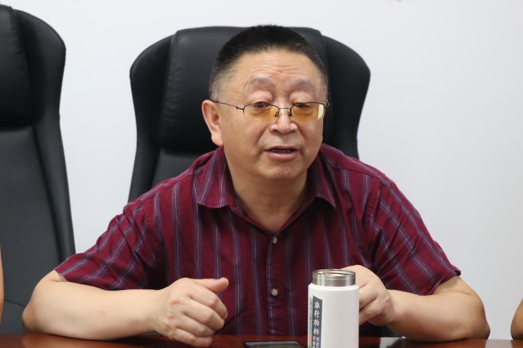 会上,田振军等参会教师向新任和离任干部给予了寄语.