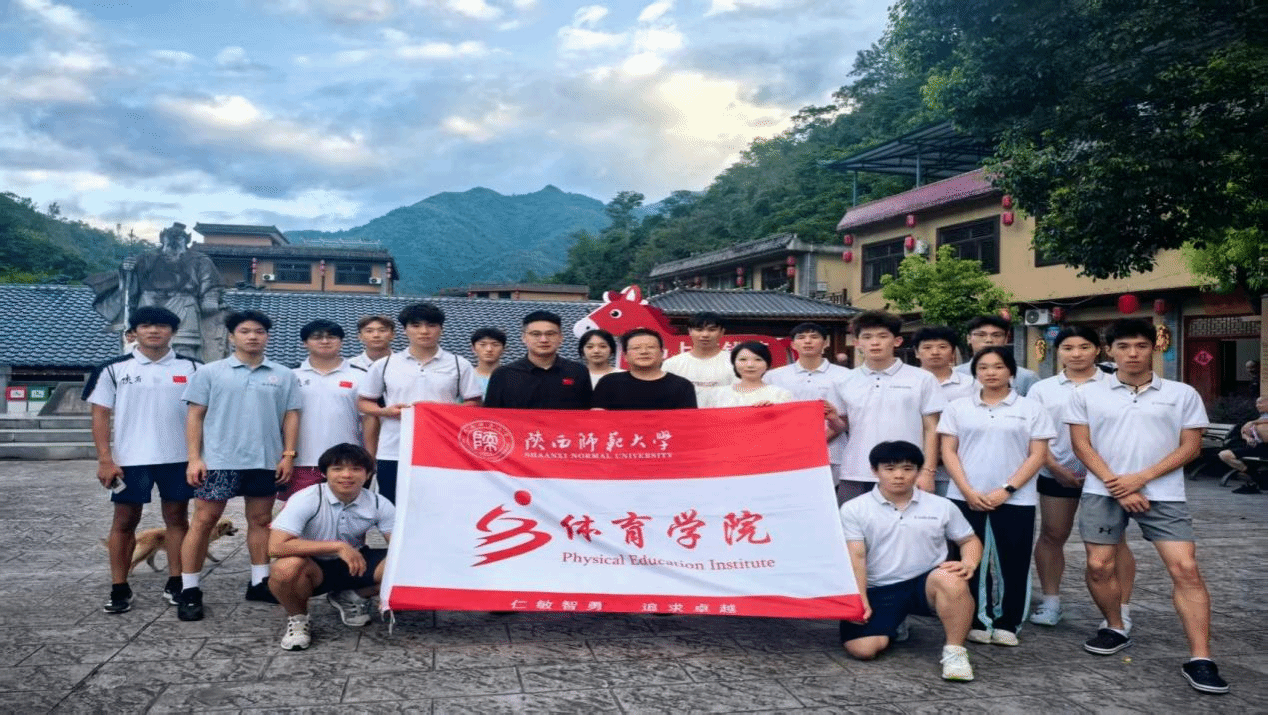 我院师生圆满完成岚皋村BA文艺展演活动