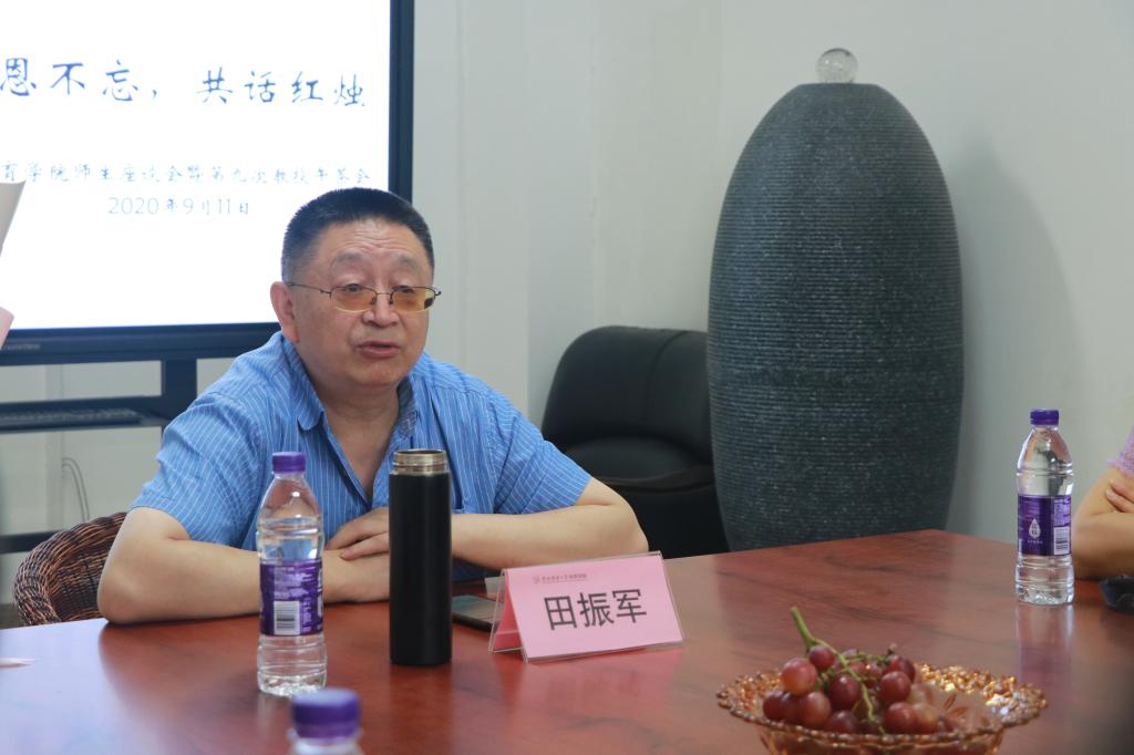 体育学院举办师恩不忘共话红烛师生座谈会暨第九次教授午茶会